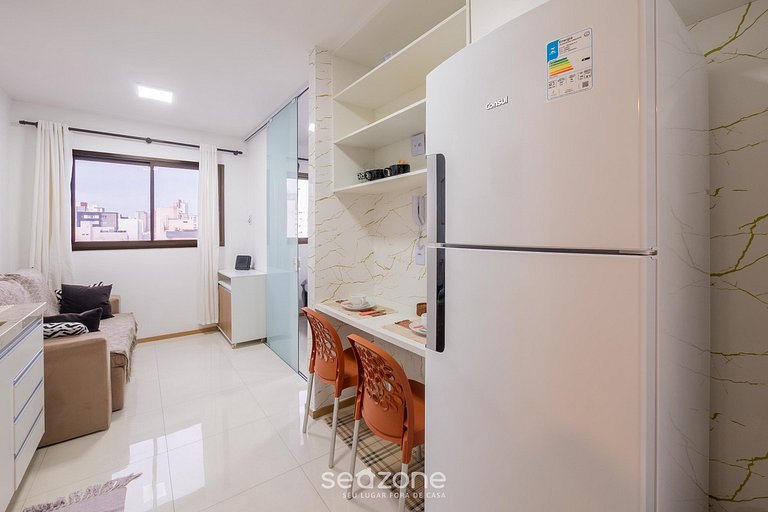 Apto a 500m da Orla em prédio c/ piscina HPA0606