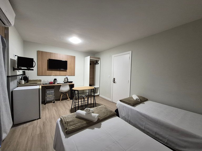 Studio em condo. c/ piscina no Alto da XV UPP0605