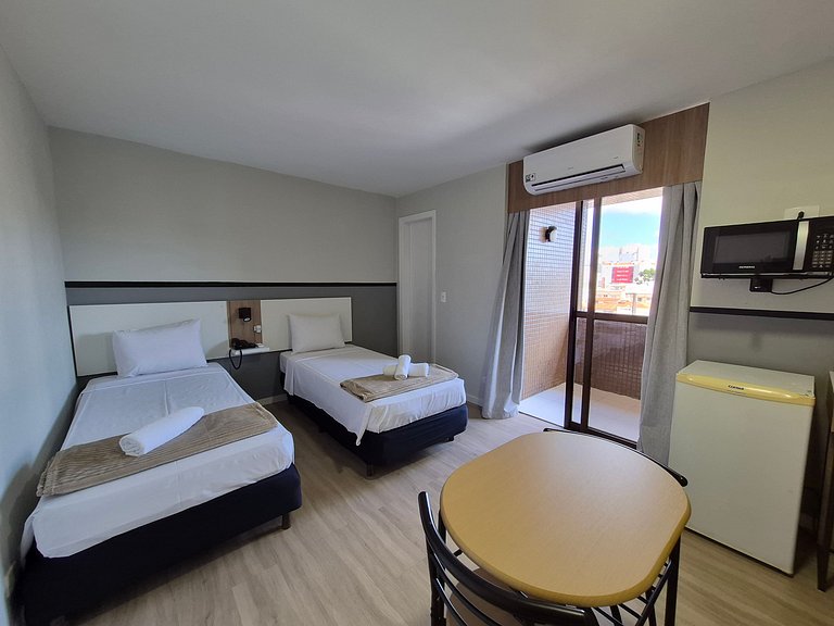 Studio em condo. c/ piscina no Alto da XV UPP0605