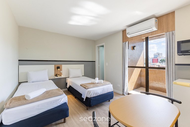 Studio em condo. c/ piscina no Alto da XV UPP0605