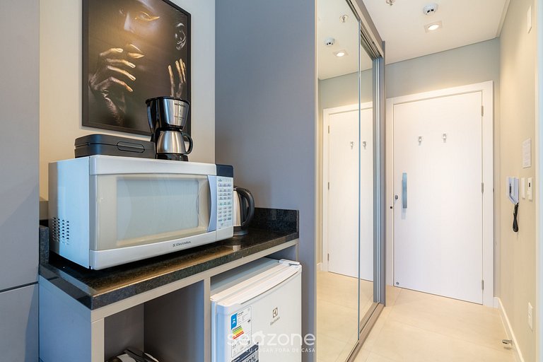 Apto em Cond. c/ Piscina e Vista p/ Mar MHFB0803