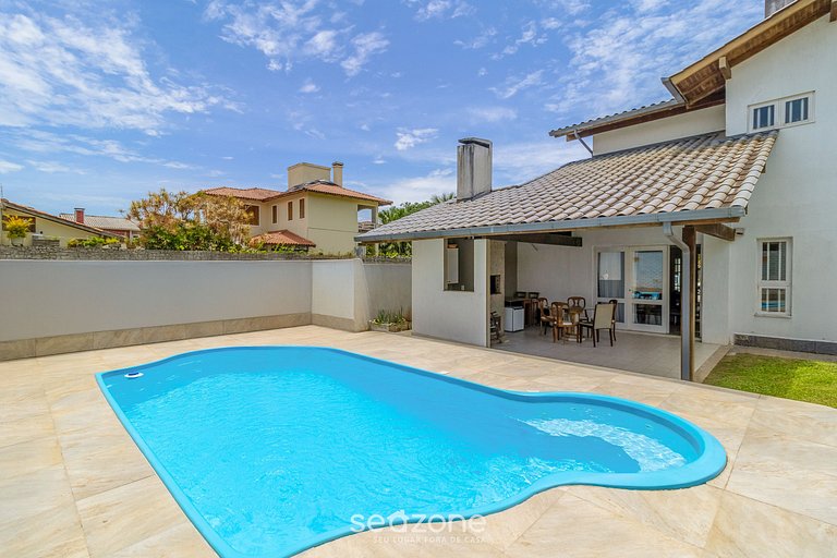 Casa c/ piscina e churrasq. em Jurerê - ROM0591