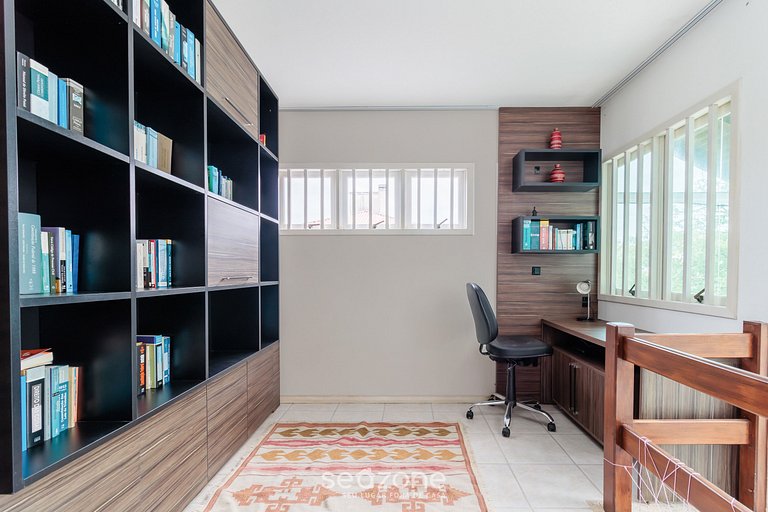 Casa c/ piscina e churrasq. em Jurerê - ROM0591