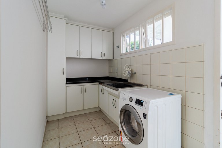 Casa c/ piscina e churrasq. em Jurerê - ROM0591