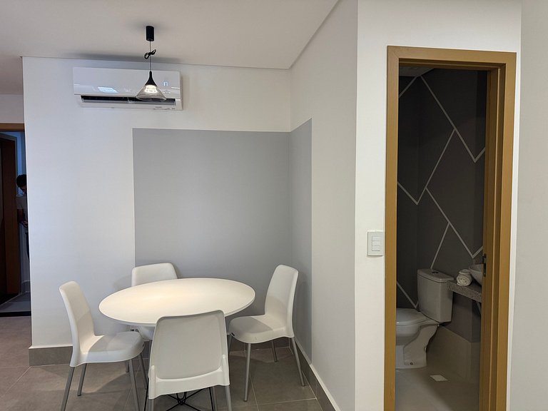 Apto em Cond. c/ Piscina no Centro GRLA1303