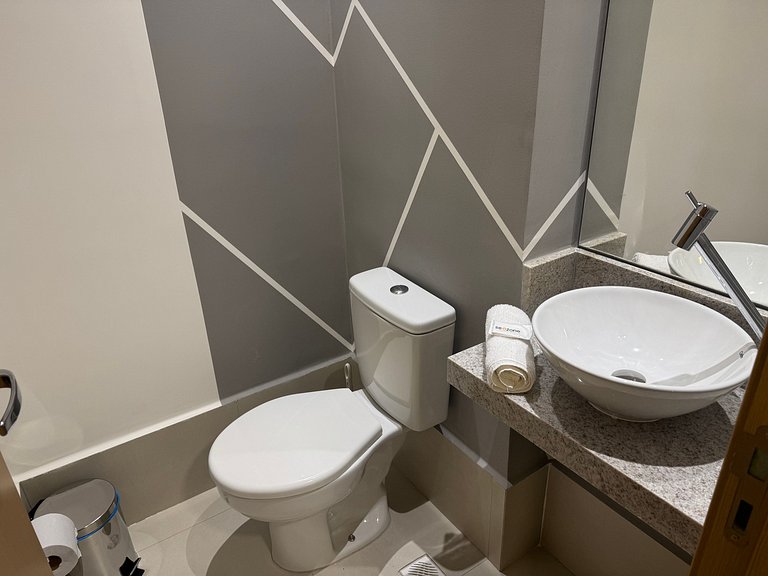 Apto em Cond. c/ Piscina no Centro GRLA1303