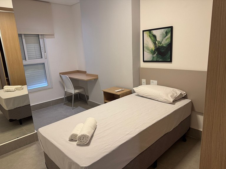 Apto em Cond. c/ Piscina no Centro GRLA1303