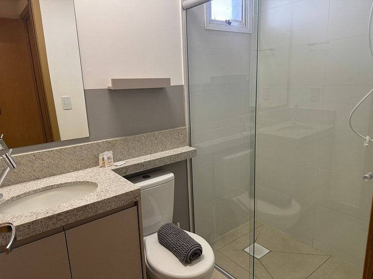 Apto em Cond. c/ Piscina no Centro GRLA1303