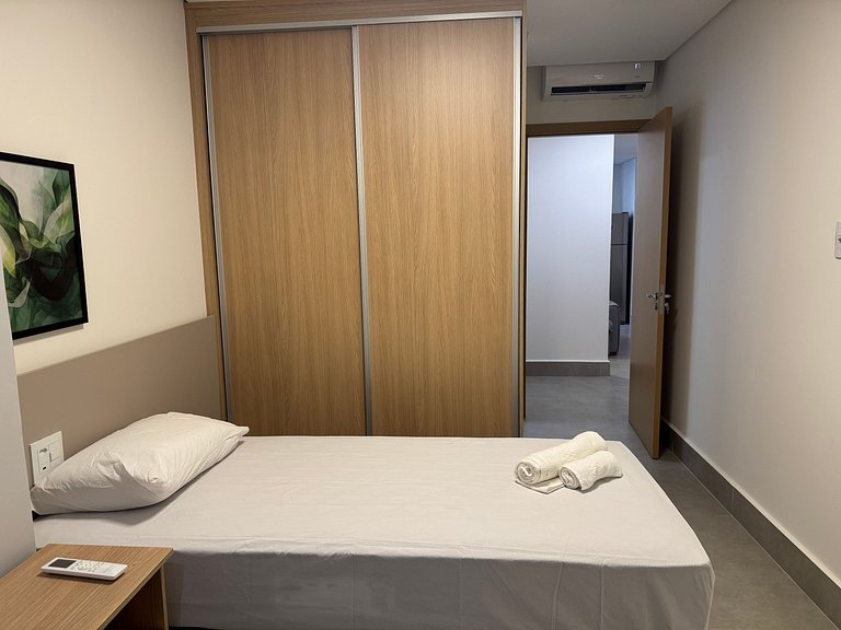 Apto em Cond. c/ Piscina no Centro GRLA1303