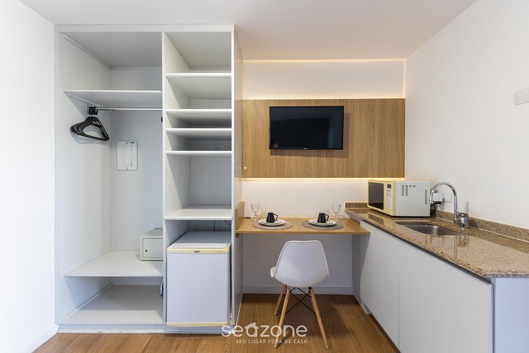 Studio em Cond. c/ Piscina Alto da Rua XV UPP0104