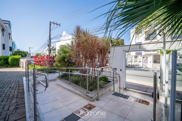 Apartamentos bien ubicados en cond. c/ piscina en Los Ingles