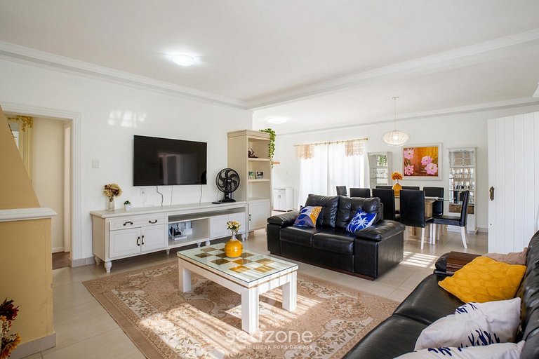 Casa c/ pisc. em Cond. a passos da Praia ING0023