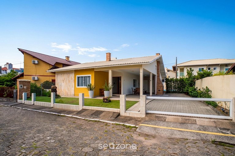 Casa c/ pisc. em Cond. a passos da Praia ING0023