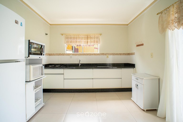 Casa c/ pisc. em Cond. a passos da Praia ING0023