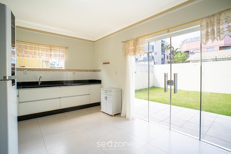 Casa c/ piscin, condo. pocos pasos del mar ING0023