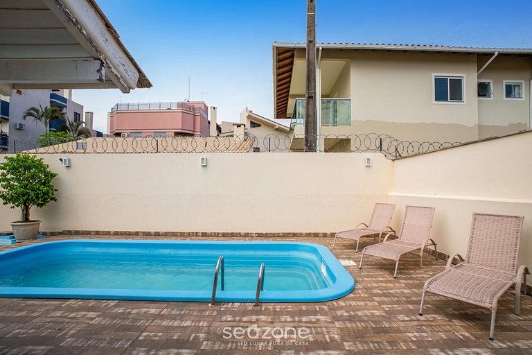 Casa c/ pisc. em Cond. a passos da Praia ING0023