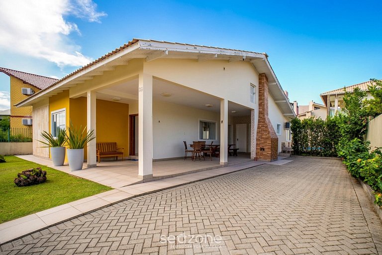 Casa c/ piscin, condo. pocos pasos del mar ING0023