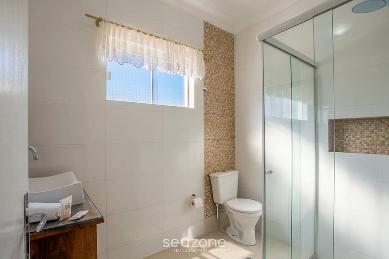 Casa c/ pisc. em Cond. a passos da Praia ING0023