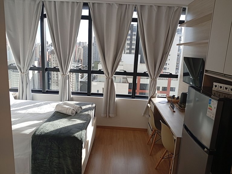 Studio em Cond. c/ Piscina no Centro EYS2307