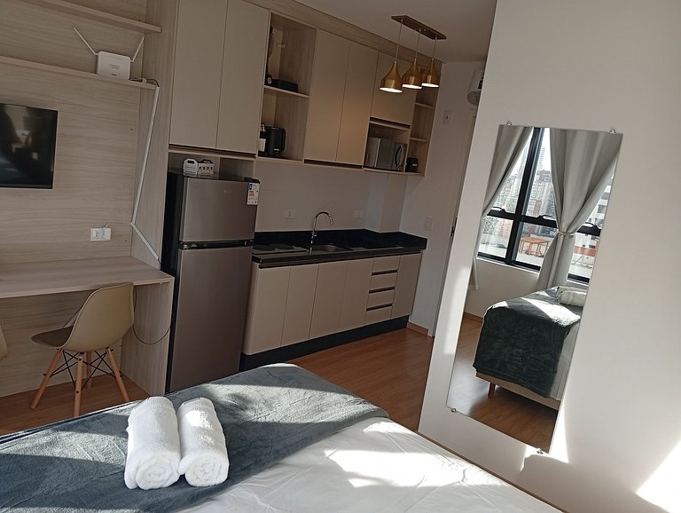 Studio em Cond. c/ Piscina no Centro EYS2307