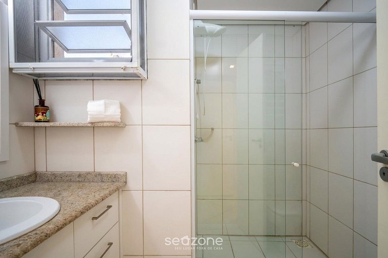 Apto en Cond. con Piscina y Vista al Mar SEY0302
