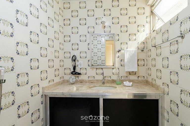 Apto em cond. c/ AC no Centro de Cabo Frio SOG0104