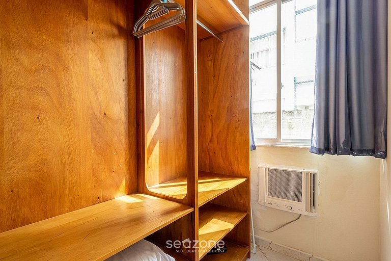 Apto em cond. c/ AC no Centro de Cabo Frio SOG0104