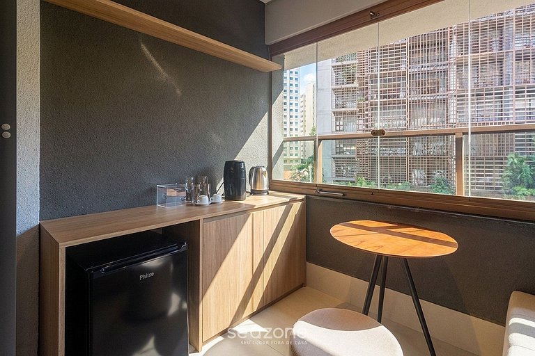 Studio em cond. c/ sacada em Jardins HMJ0305