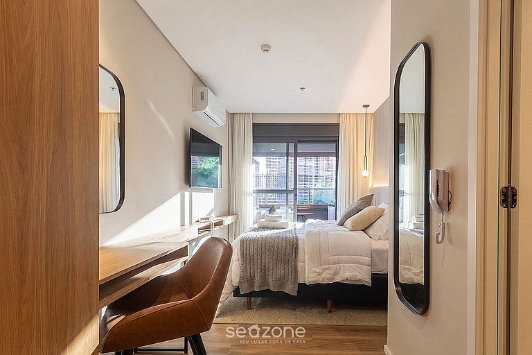 Studio em cond. c/ sacada em Jardins HMJ0305