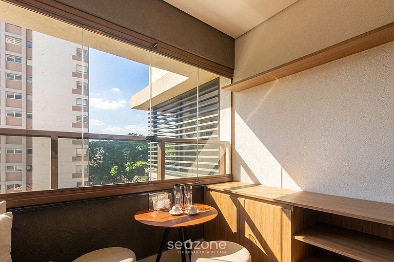 Conforto em Cond. c/ Sacada em Jardins HMJ0309