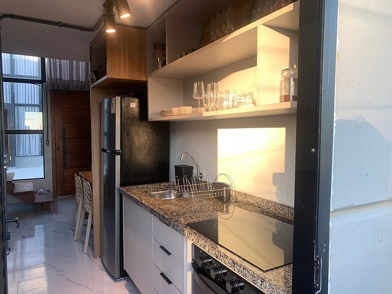 Studio em prédio c/ churrasq. no Centro PLO0003