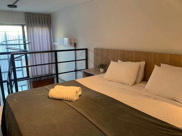 Studio em prédio c/ churrasq. no Centro PLO0003