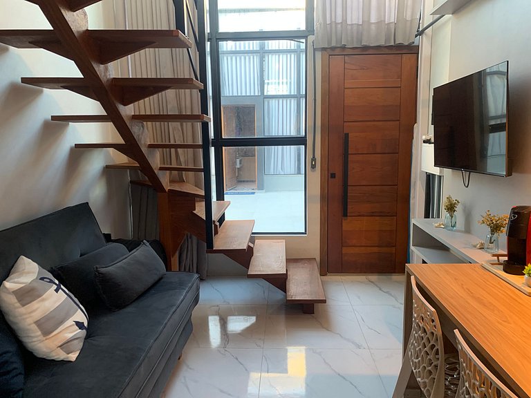 Studio em prédio c/ churrasq. no Centro PLO0003