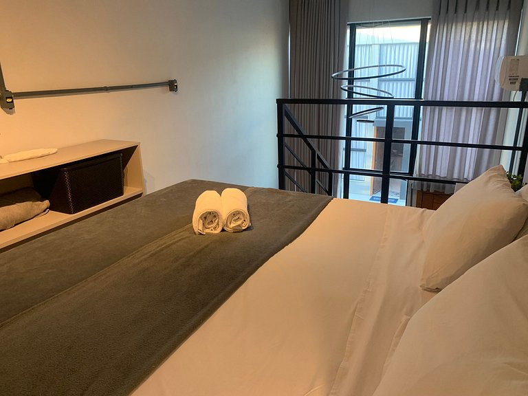 Studio em prédio c/ churrasq. no Centro PLO0003