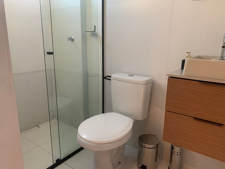 Studio em prédio c/ churrasq. no Centro PLO0003