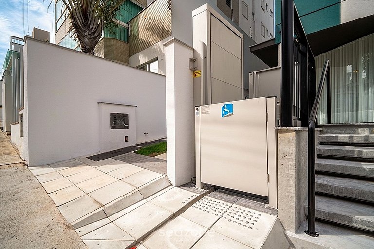 Studio em prédio c/ sacada no Centro PKD0102