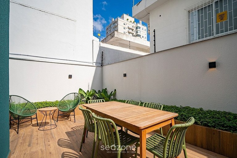 Studio em prédio c/ sacada no Centro PKD0102