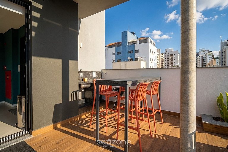 Studio em prédio c/ sacada no Centro PKD0102