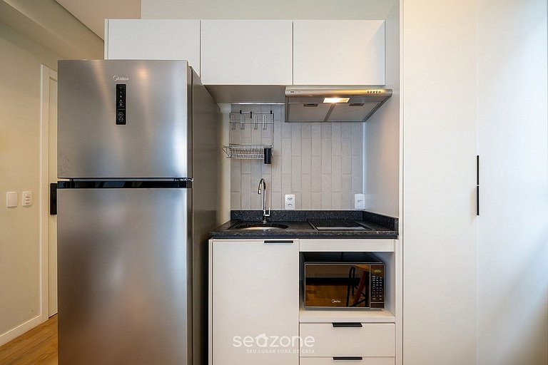 Studio em prédio c/ sacada no Centro PKD0102