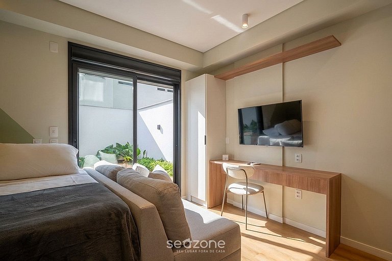 Studio em prédio c/ sacada no Centro PKD0102