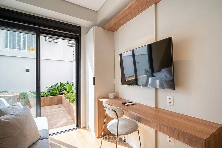 Studio em prédio c/ sacada no Centro PKD0102