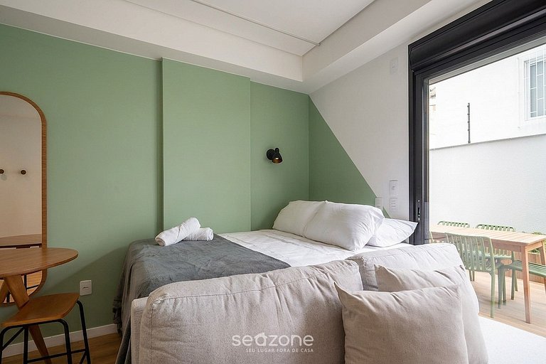 Studio em prédio c/ sacada no Centro PKD0102