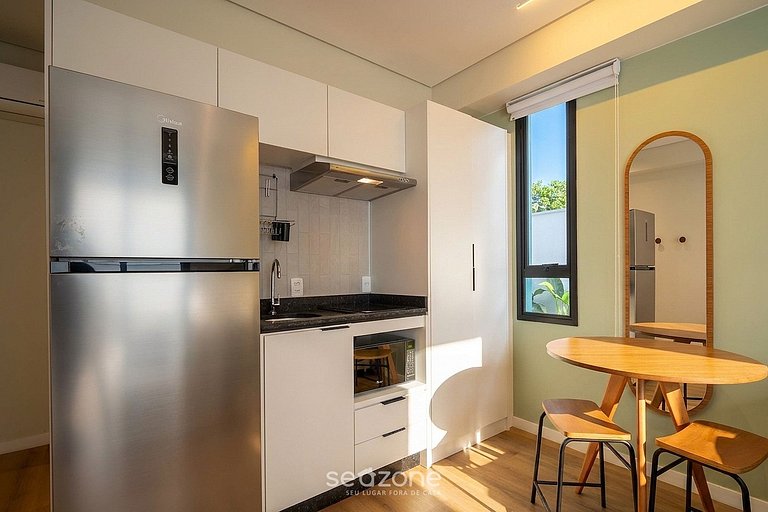 Studio em prédio c/ sacada no Centro PKD0102