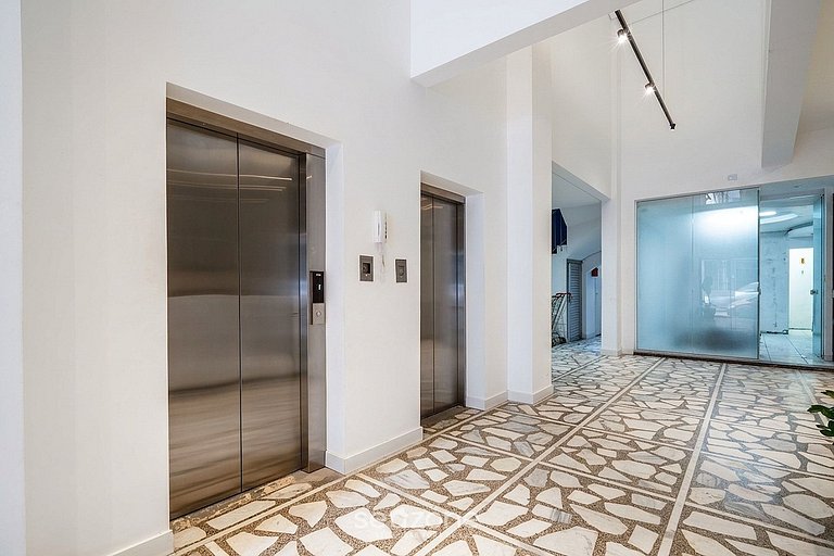 Studio em prédio no Centro c/ Vista DIL0103