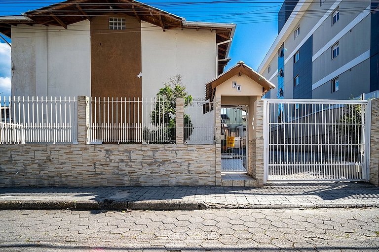 Apto c/ churrasq. em cond. Ingleses SLN0016