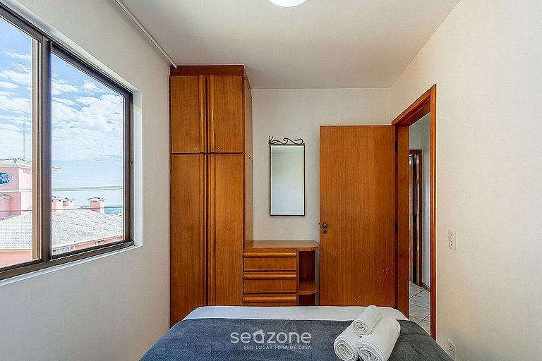 Apto en Cond. con Vista al Mar en Centro EM20202