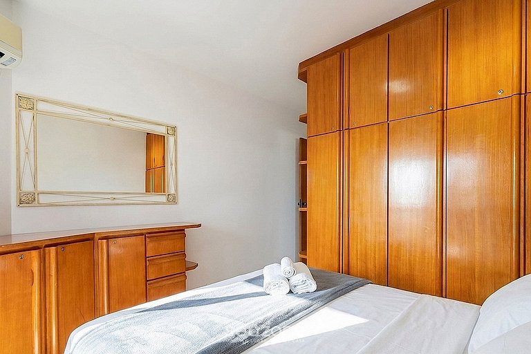 Apto en Cond. con Vista al Mar en Centro EM20202