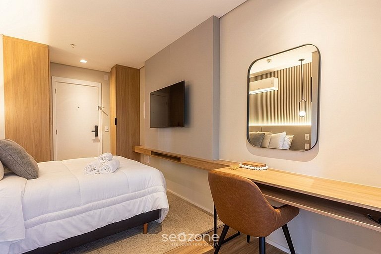 Studio c/ varanda em Cond. c/ piscina HMJ0207
