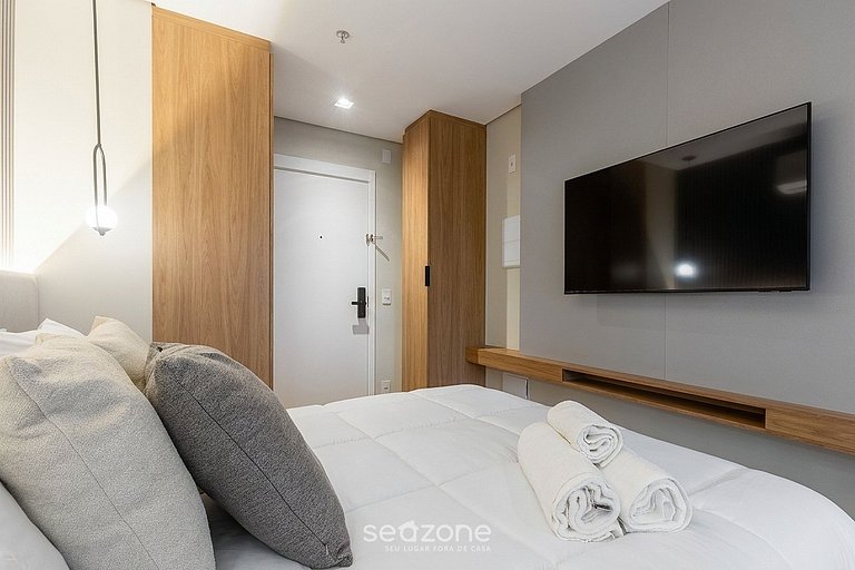 Studio c/ varanda em Cond. c/ piscina HMJ0207