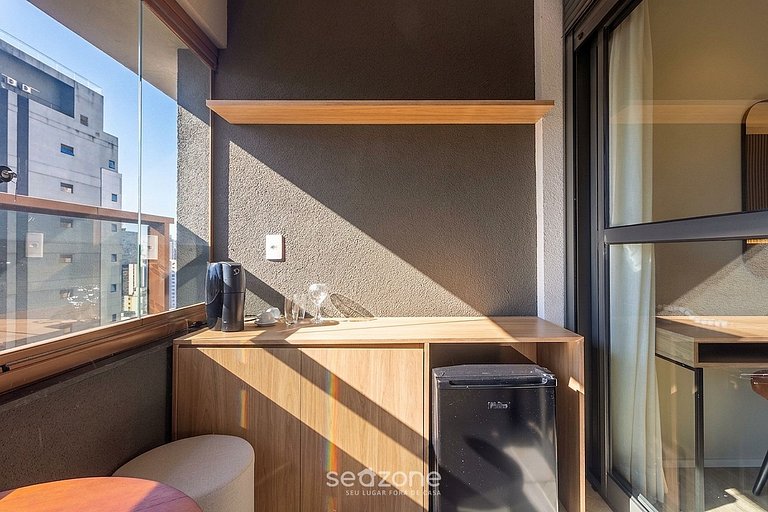 Studio contemporâneo com varanda HMJ0714